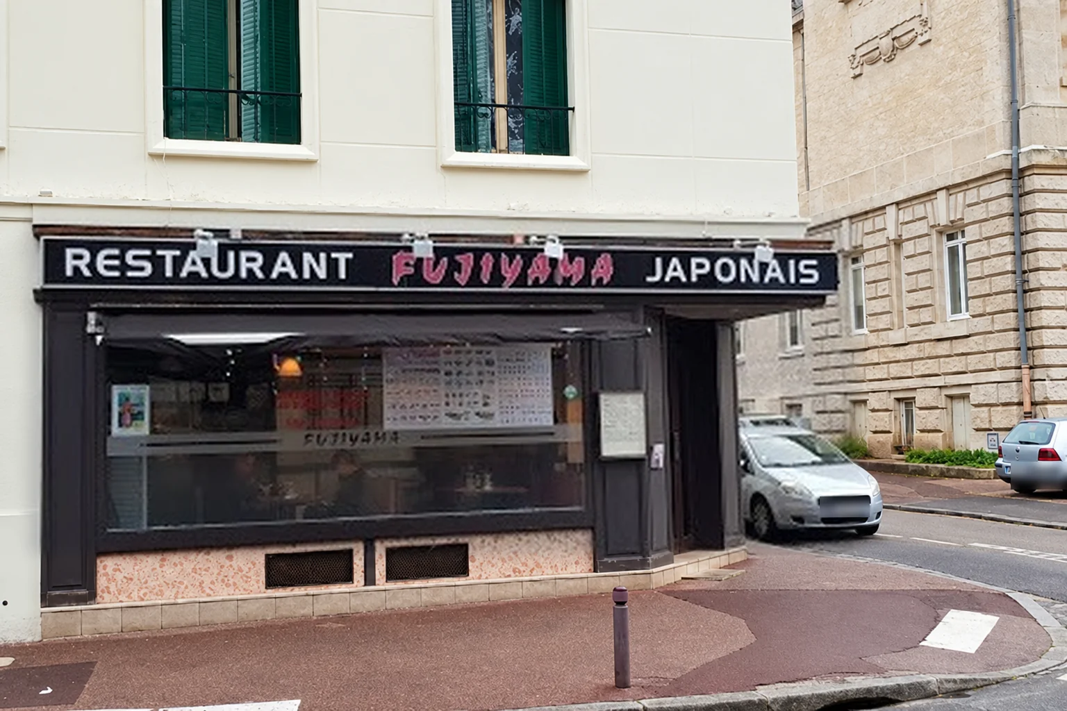 Devanture du restaurant avec l'enseigne « Restaurant Fujiyama Japonais ».